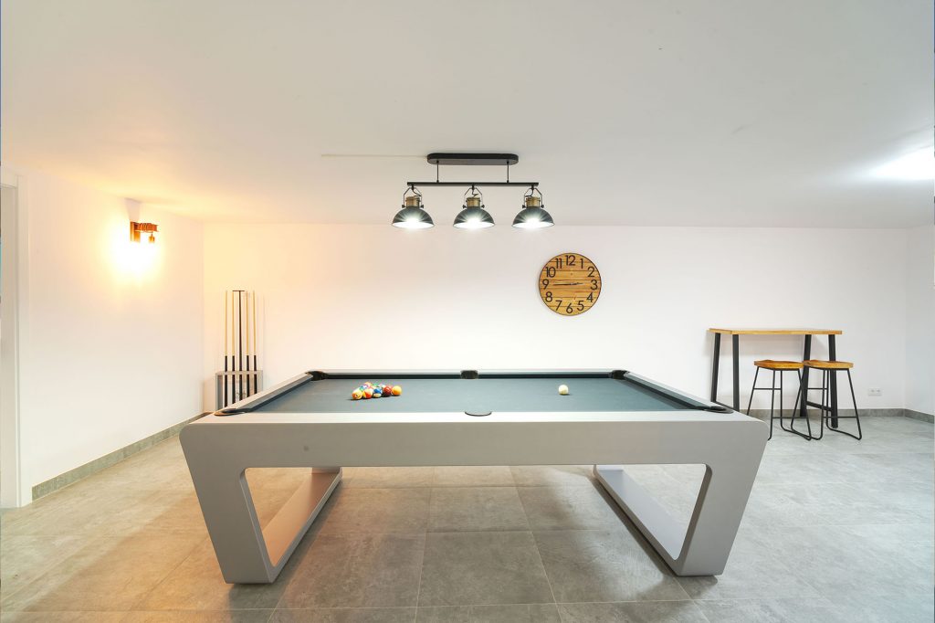 villa 2 pool table