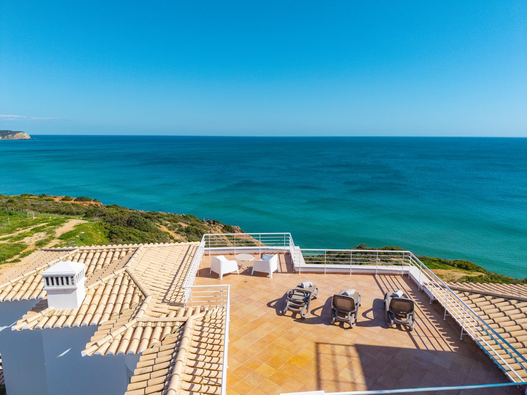 Casa das Estevas overlooks Salema beach