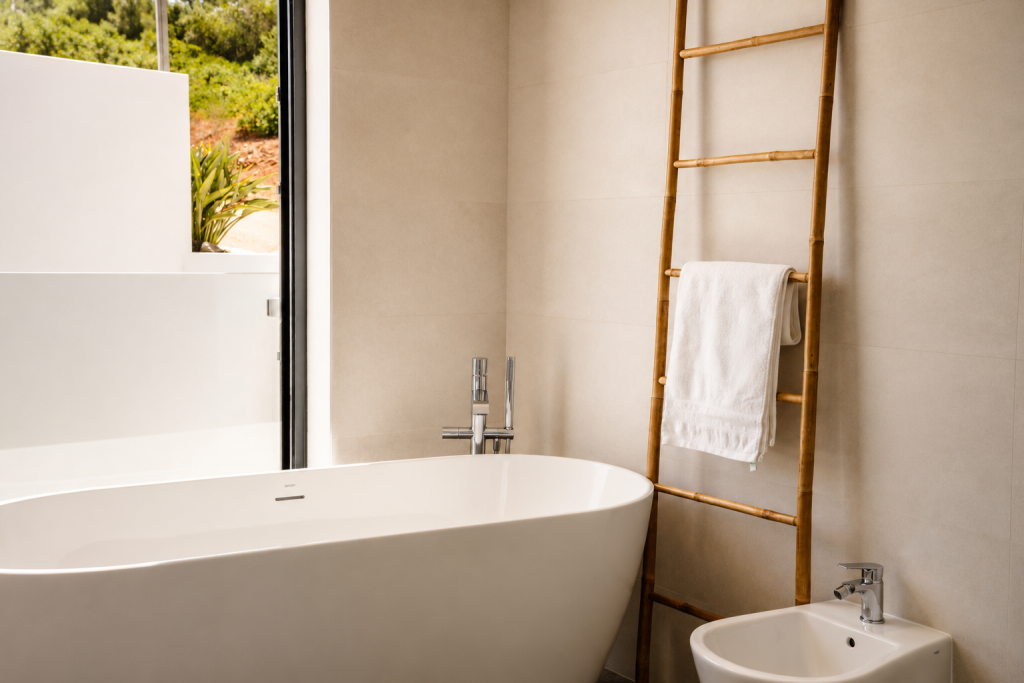 Villa Praia Dourada luxurious bath tub